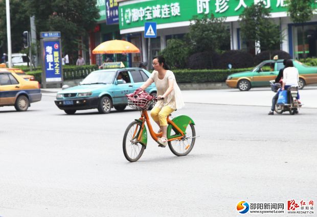 市民正在使用公共自行車。_副本