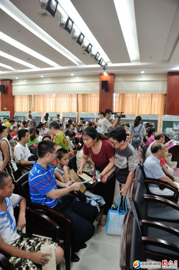 2014年“大愛無疆，情暖邵陽”——愛心志愿者與貧困學子手拉手結對幫扶活動（資料圖）