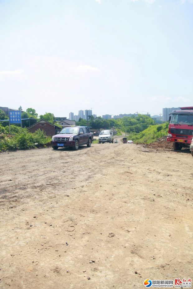 即將修建的新華南路，修成后將拉通新老城區(qū)的道路。_副本