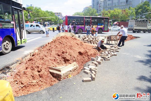 工人們正在西湖路與敏州西路交叉路口的四個(gè)安全堡進(jìn)行施工。