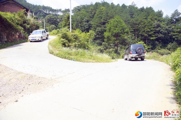 巨口鋪鎮(zhèn)傍山道路建立在高山上，急彎很多，但完全沒有任何護欄設(shè)施。_副本