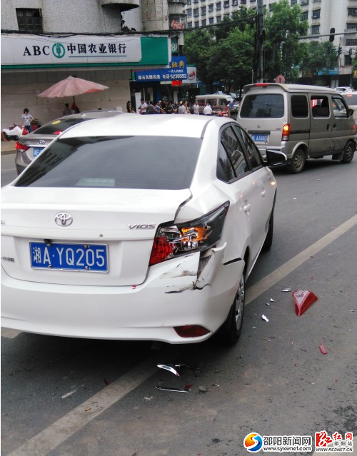 寶慶路口時，肇事車又撞上了一輛等紅燈的小車。