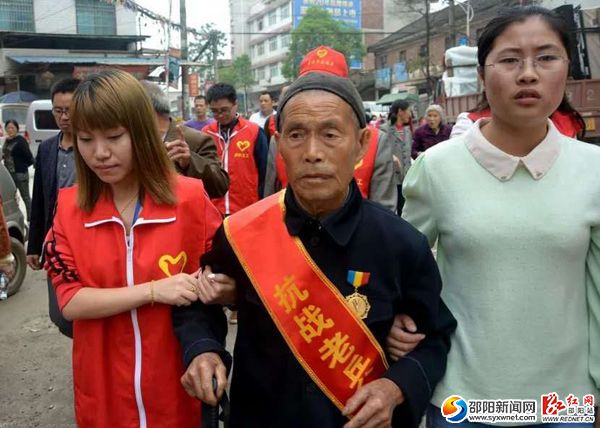 今年5月24日，武岡義工聯(lián)合各地志愿者幫助向本金老兵遠(yuǎn)赴邵陽(yáng)縣巖口鋪和隆回縣石門(mén)鄉(xiāng)的芙蓉山，重回昔日戰(zhàn)場(chǎng)，告慰烈士英靈