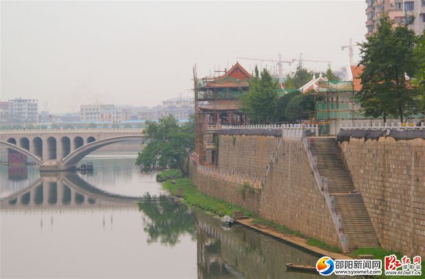 邵水東路沿江橋附近，遠(yuǎn)處的吊車正在作業(yè)