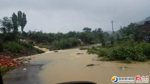 紅旗村道路被洪水沖刷