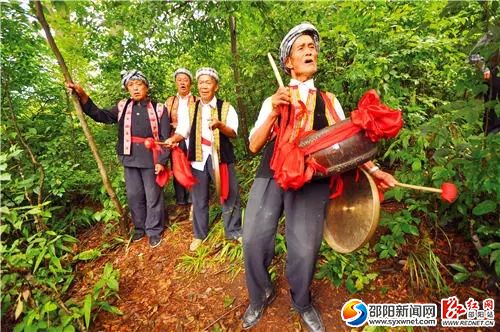 “嗚哇山歌”傳承人陳世達(dá)帶領(lǐng)村民在山頭高歌、敲鑼打鼓，表示對(duì)貴賓們的歡迎。