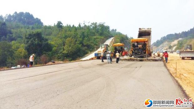 新邵釀溪鎮(zhèn)路段瀝青路面施工。