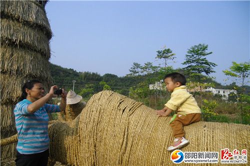   楊家男兒多壯志，三歲小兒也要來(lái)一番“躍馬疆場(chǎng)”的真切體驗(yàn)