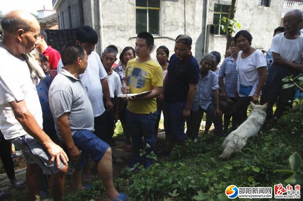 村民圍在付超的旁邊。（資料圖）