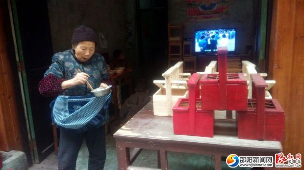 古街上制作舊式火箱的店主已經(jīng)80歲了，現(xiàn)在每天可完成兩個火箱的手工