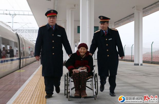 列車出發(fā)前，乘務人員幫助一位老人家上車。