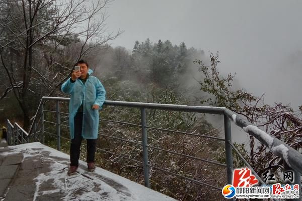 張家界核心景區(qū)飄起新年首場雪