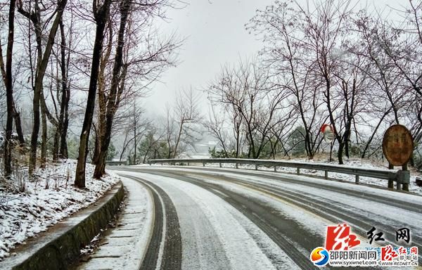 張家界核心景區(qū)飄起新年首場(chǎng)雪