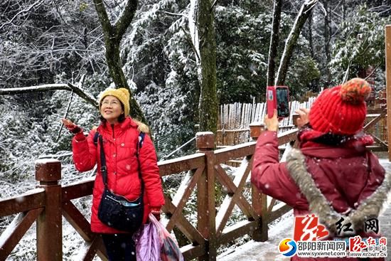 張家界核心景區(qū)武陵源迎今年首場降雪（圖）