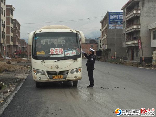 圖為交警檢查過往客車_副本