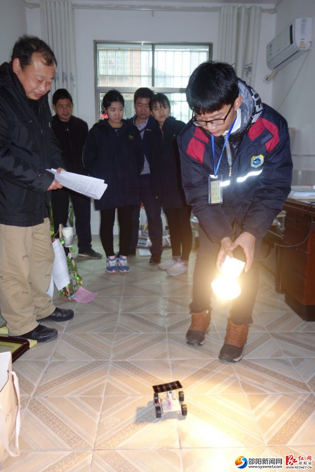 1、圖為邵陽市隆回一中科技組袁雨龍、羅曦哲等同學(xué)在向評委解說自己的作品《太陽能發(fā)電演示車》DSC09645_副本