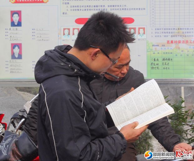 剛剛把書搬進(jìn)書屋，村民就迫不及待借書閱讀了。