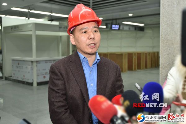 長沙市軌道交通集團董事長彭旭峰接受記者采訪，介紹1號線最新建設情況。