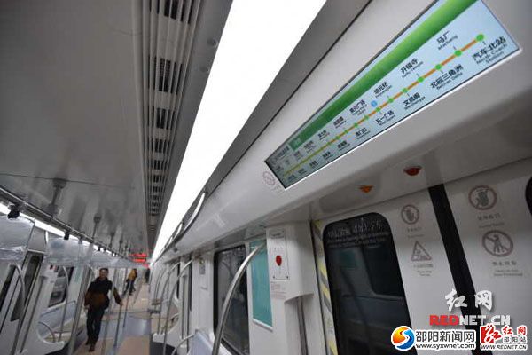 列車內(nèi)干凈明亮，站點提醒信息清晰醒目。