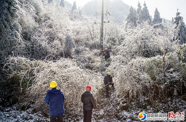 準(zhǔn)備登桿除冰