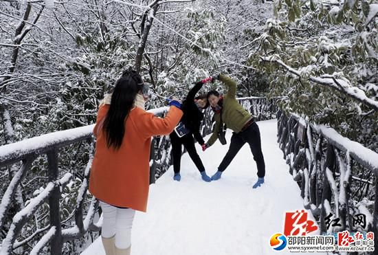 張家界天門山瑞雪飛 正月十五雪打燈