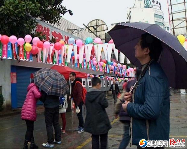 下雨天仍擋不住市民們猜燈謎的熱情。