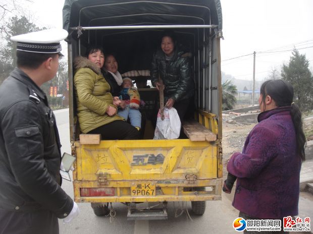 交警引導(dǎo)非法載客小三輪上的乘客下車(chē)