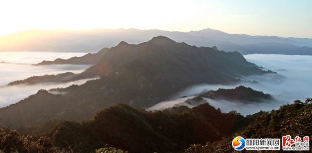 山峰成了大海孤島（顏克明攝）