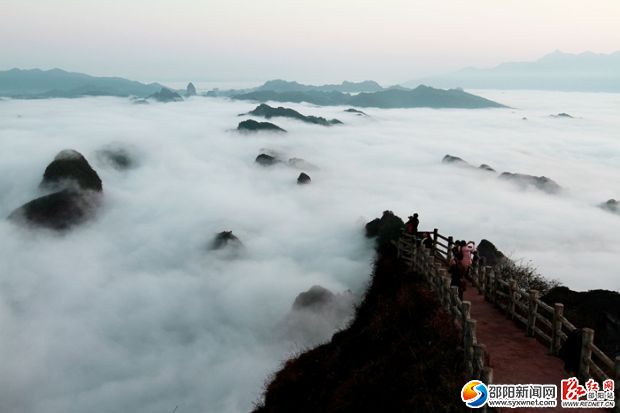 云海中的仙人下棋景觀（顏克明攝）