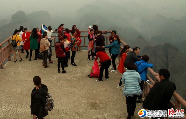 游客在崀山景區(qū)開心游覽（蔣世民攝）