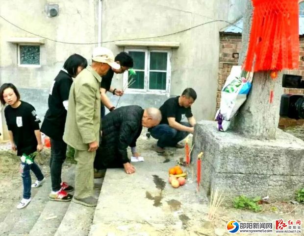 抗戰(zhàn)老人毛善恒祭奠逝去的戰(zhàn)友