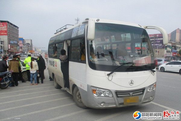 圖為交警查獲超員客車