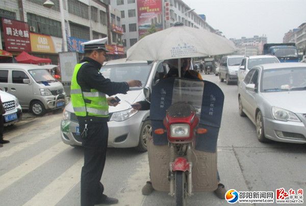 圖為交警檢查過往摩托車