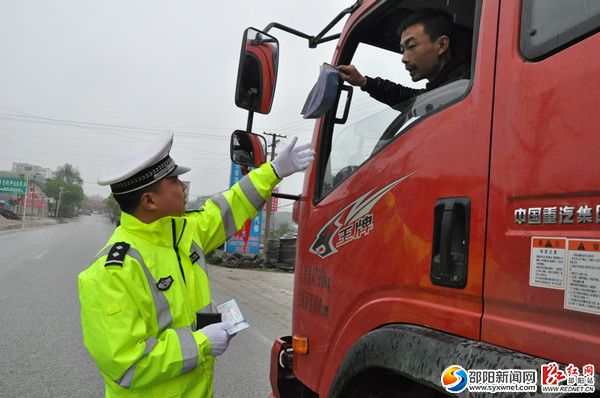 圖為交警檢查過往貨車