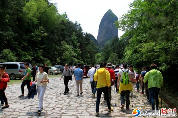 游客在駱駝峰景點游覽