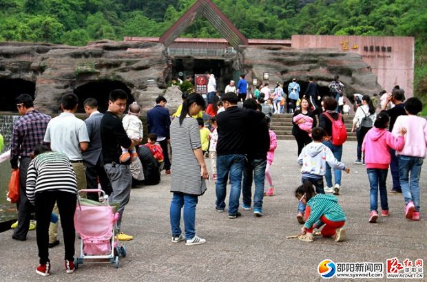 游客在崀山地質博物館游覽