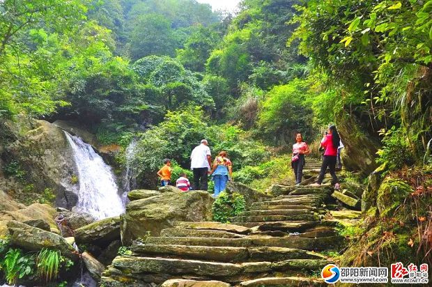 外地游客飽覽云山美景1