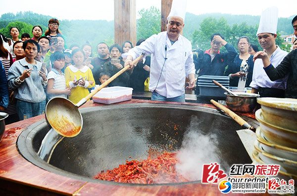 火宮殿專業(yè)廚師用秘制醬料調(diào)味。