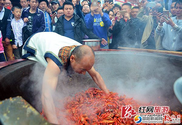 8日下午，張家界火宮殿溪步老街店前出爐了一鍋用手炒出的麻辣龍蝦，引起眾多游客圍觀。