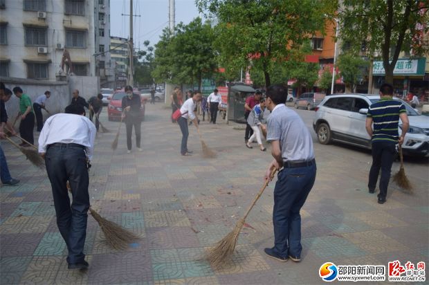 干部職工清掃街道