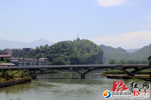 儒林大橋如彩虹臥波橫跨巫水河上　　(肖丁勤攝)