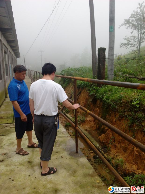 縣畜牧局查看南山集中擠奶廳的附屬工程建設(shè)。