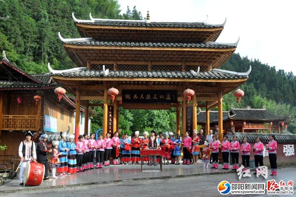 桃林文化园门口，桃林村村民们已摆好阵仗，给客人送上“拦门酒”。