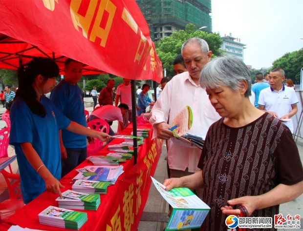 在大祥區(qū)宣傳點(diǎn)，工作人員為市民發(fā)放禁毒宣傳資料。