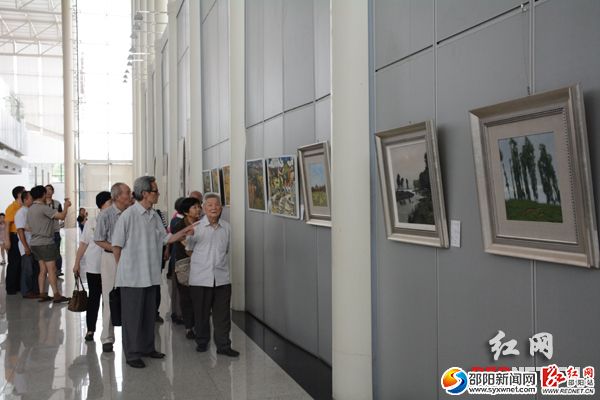 “沃土生精華--湖南省文化館成立60周年美術(shù)攝影書法展”在湖南省文化館展覽廳開幕。