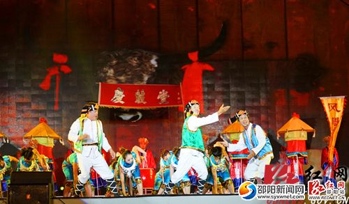 城步表演团队表演的情景歌舞《庆鼓堂》 黄艳萍摄