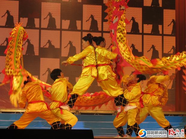 仙槎橋代表隊表演《女子花樣舞龍》