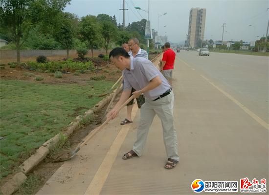 圖為市畜牧水產局干部職工在春光路清掃垃圾現場