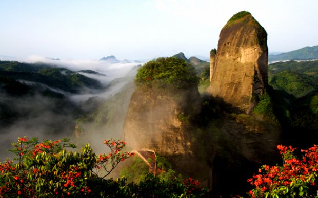 遠(yuǎn)觀蠟燭峰