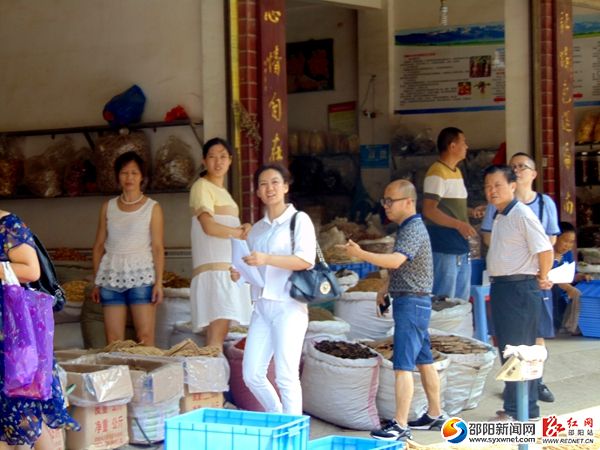 圖為外地藥商們到廉橋中藥專業(yè)市場進(jìn)貨_副本